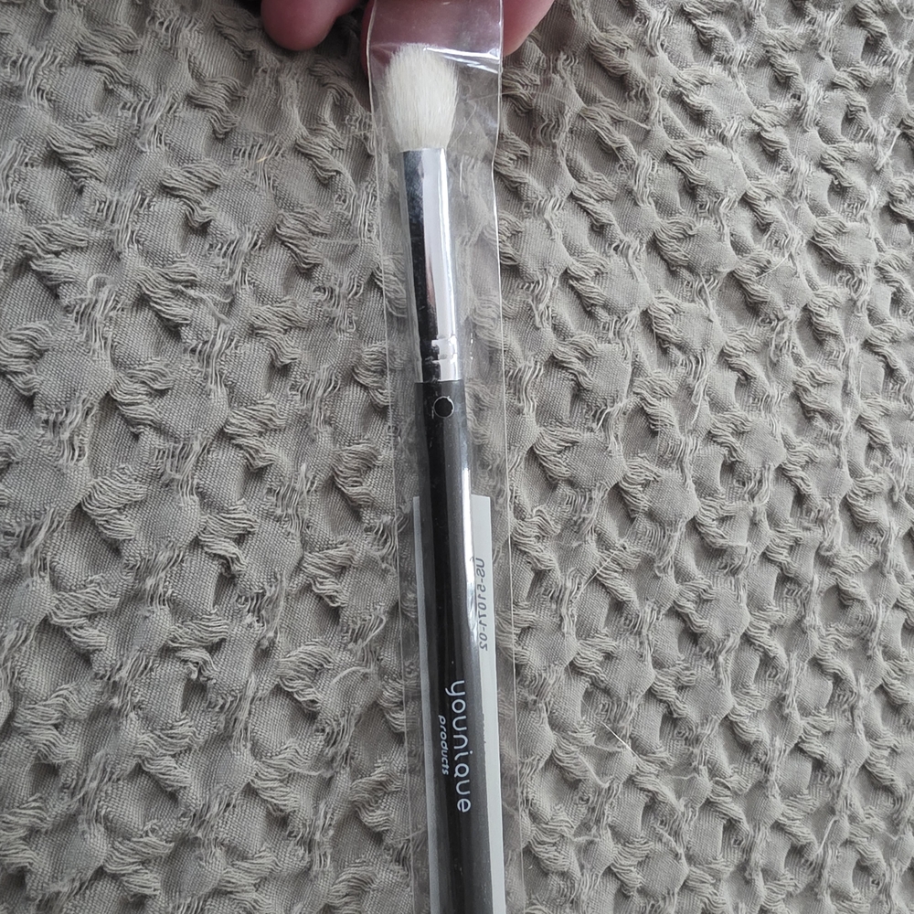 Younique Fluffy Crease Brush